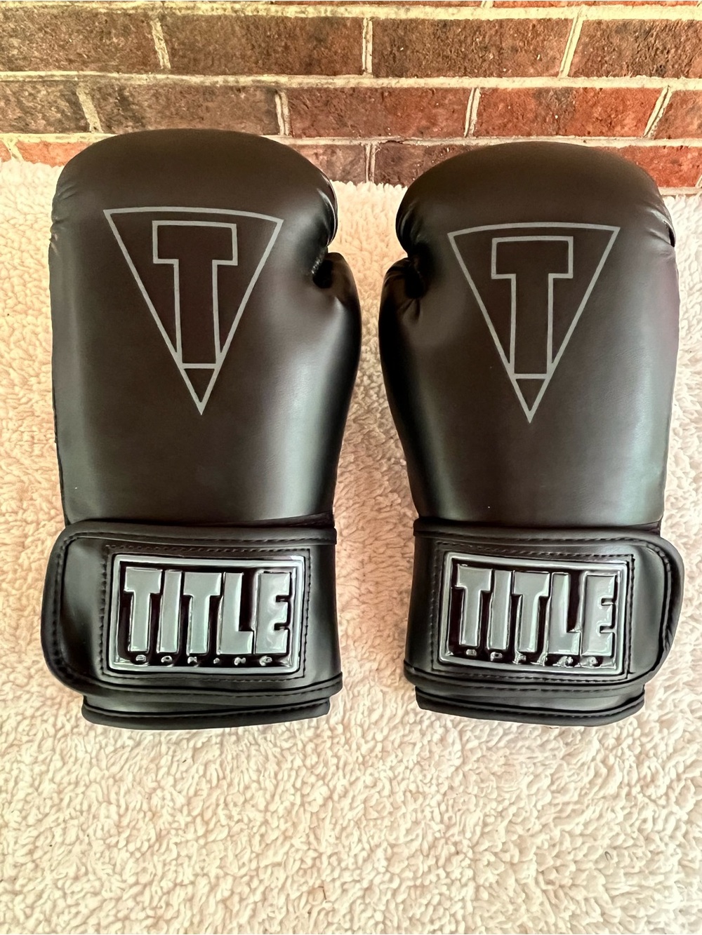 Title 8 OZ Small Mens/Boys Black Aerovent Fitness Training Boxing Gloves  Vegan